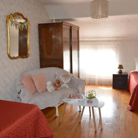 Le Pin, 4 Pieces, 6 Personnes - Fr-1-489-74 Vakantiehuis Le Pin (Allier)